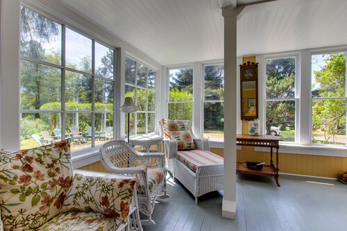 Historic home on one acre meadow, near beach & golf - dog-friendly