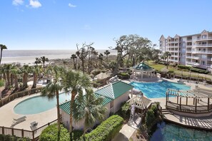 A heated pool - This superbly appointed four-bedroom villa overlooks the beautiful beach (Hilton Head Island)