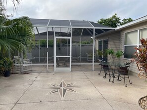 Outdoor dining - One Of A Kind Dog Villa close to Lake Sumter Landing w/Golf Cart, & WiFi! (The Villages)