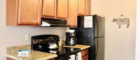 Réfrigérateur, four à micro-ondes, surface de cuisson, lave-vaisselle