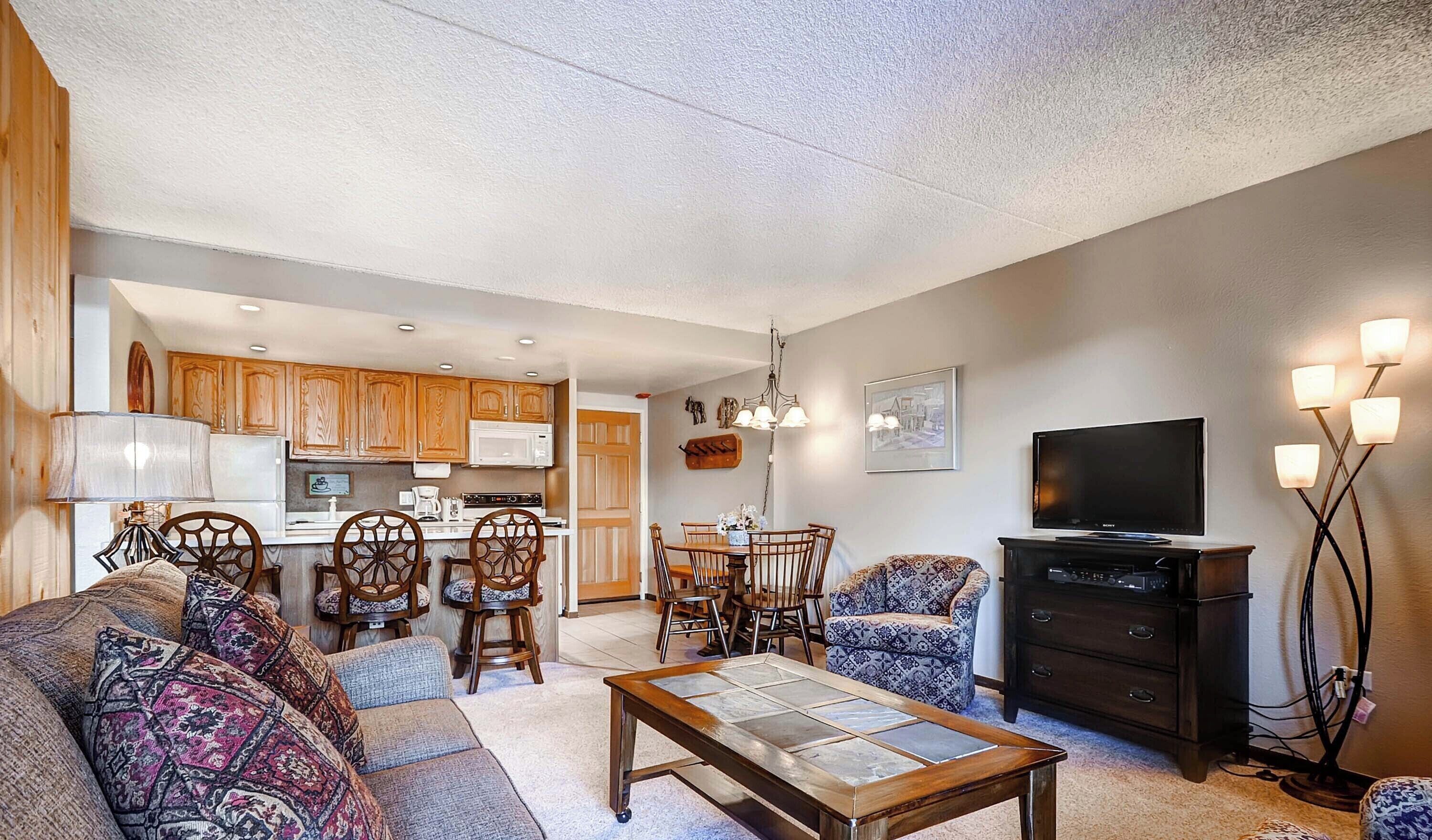 Een televisie en een open haard