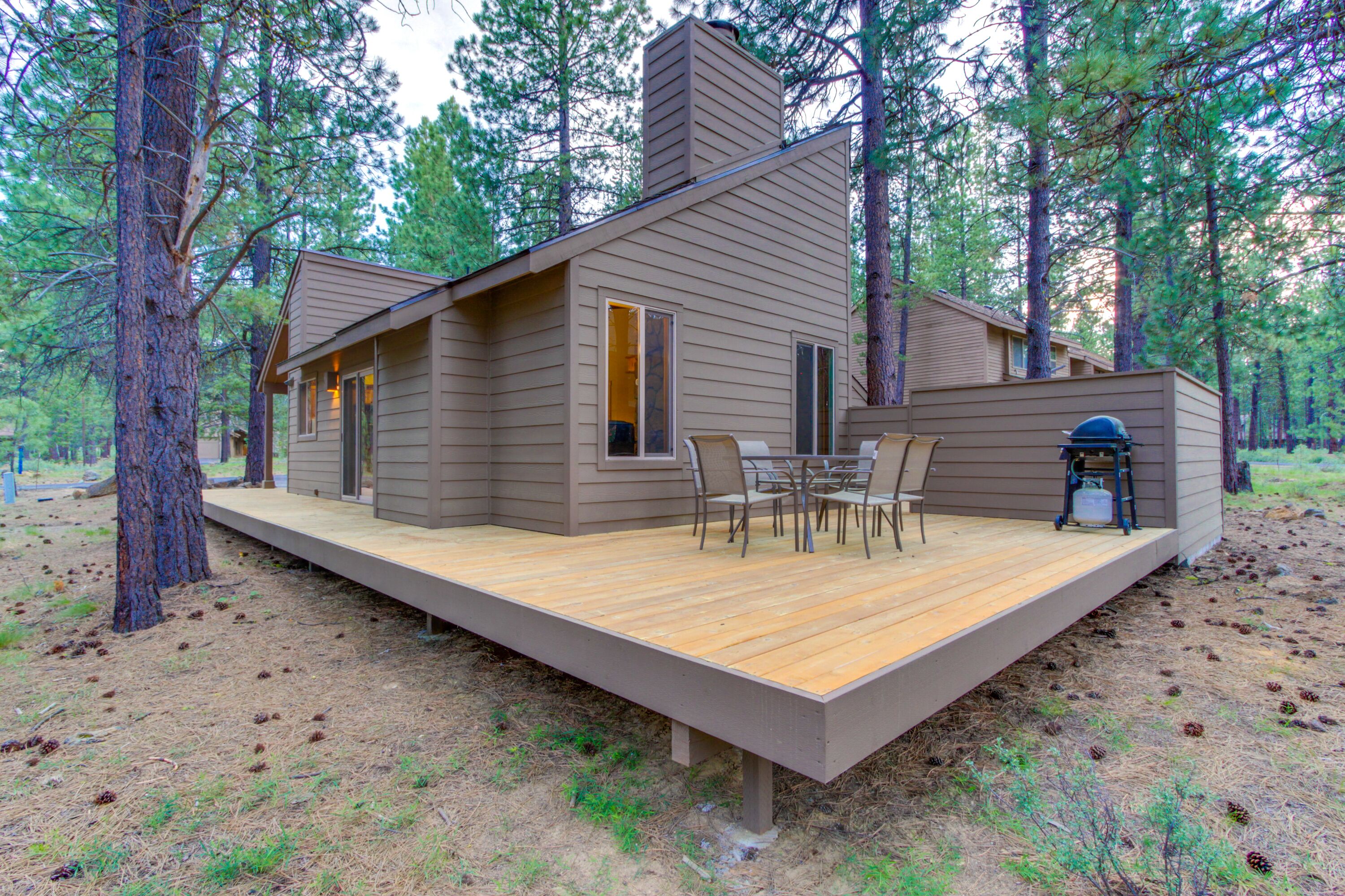 Renovated cabin with private hot tub & SHARC access - near Fort Rock Park
