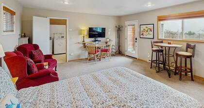 Cozy studio with partial ocean views and enclosed yard - dogs welcome