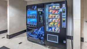 En automat med vanddåse og snacks.