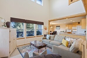 Een televisie en een open haard