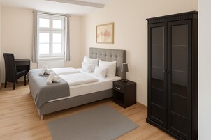 Escritorio, cortinas blackout y tabla de planchar con plancha 