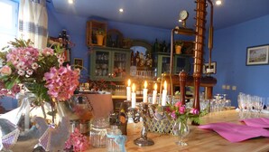 A bar area with a wooden counter, candles, and various glassware. - Hotel Zur Alten Oder Frankfurt (Frankfurt an der Oder)