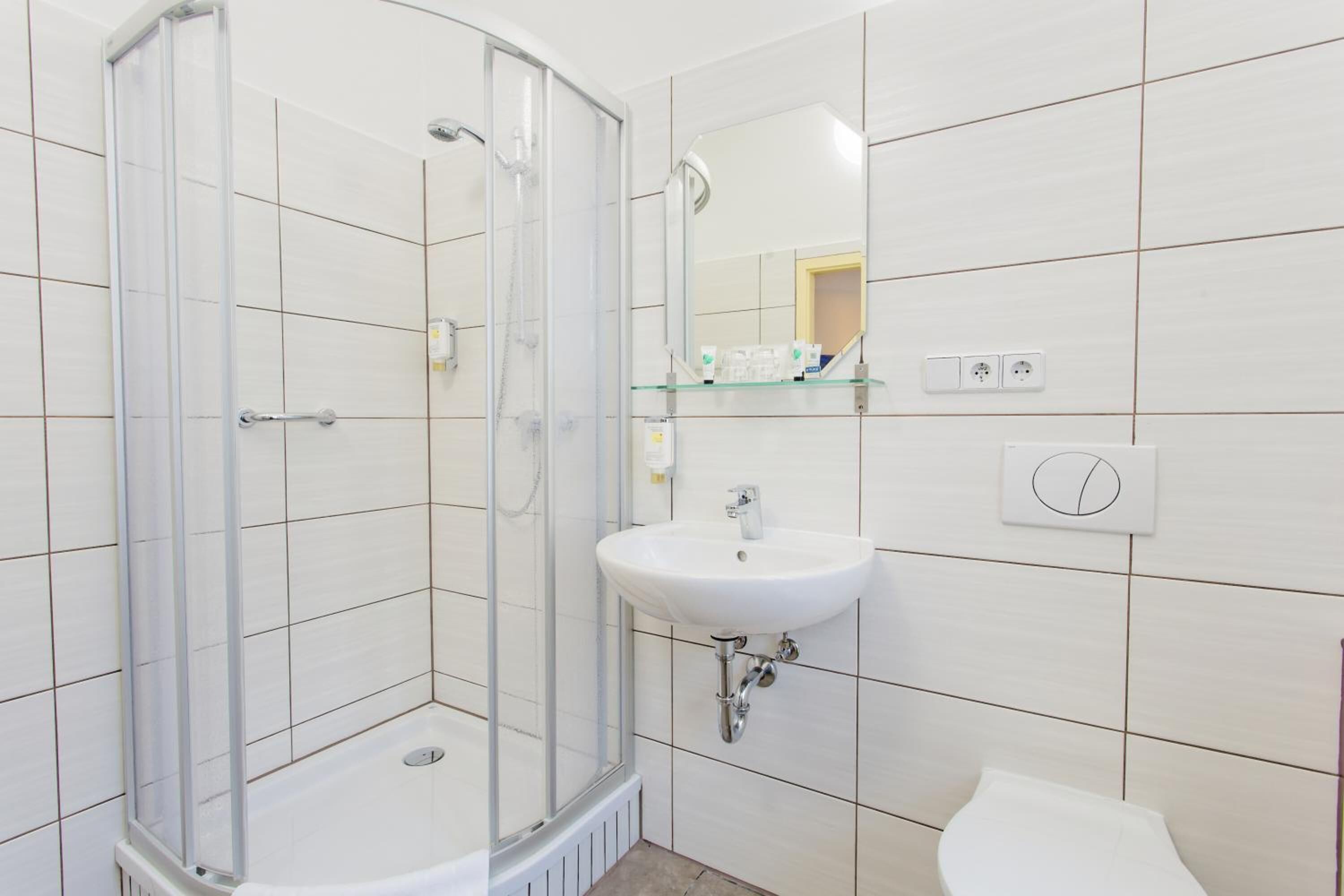 shower, free toiletries, hair dryer, towels