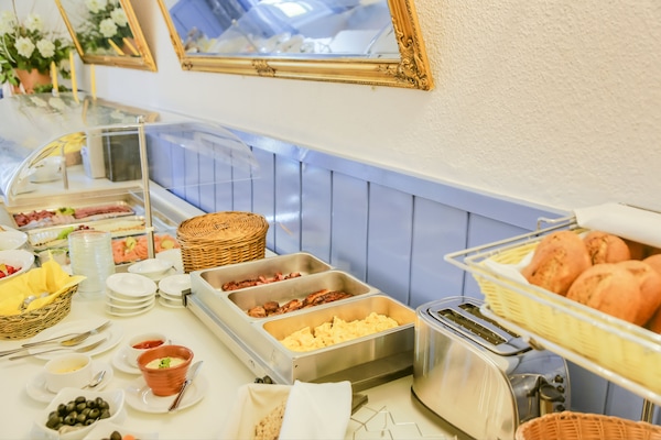 朝食 (ビュッフェ)、毎日提供 (1 名様 16.50 EUR)