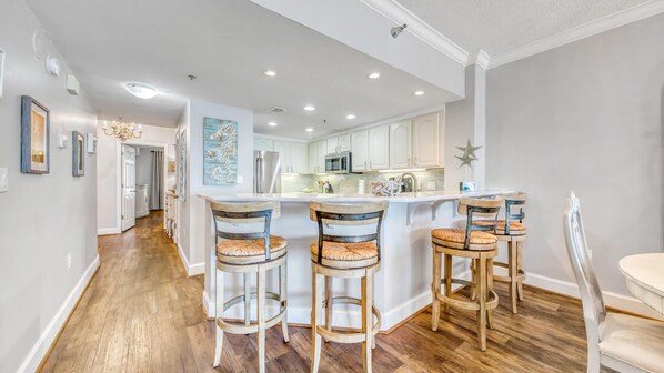 Køleskab, mikrobølgeovn, ovn, kogeplade