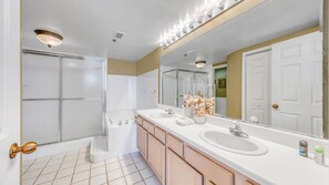 Shower, jetted bath, towels - Stunning Gulf Views I Luxury Beachfront I Jade East Towers 620 (Destin)