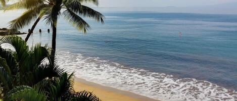 Sur la plage, chaise longue, serviettes de plage
