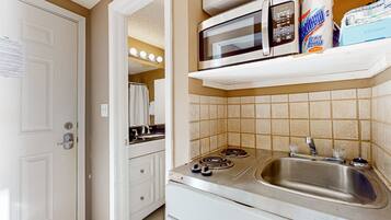 Geladeira, micro-ondas, cooktop, cafeteira/chaleira