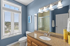 Kombinert dusj/badekar og håndklær