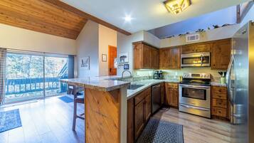 Frigorífico, microondas, horno y placa de cocina