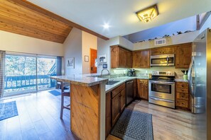 Fridge, microwave, oven, stovetop - Snowcreek Pet Friendly Condo Golf Access 352 (Mammoth Lakes)