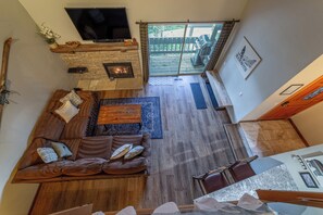 TV connectée, cheminée, chaîne hi-fi