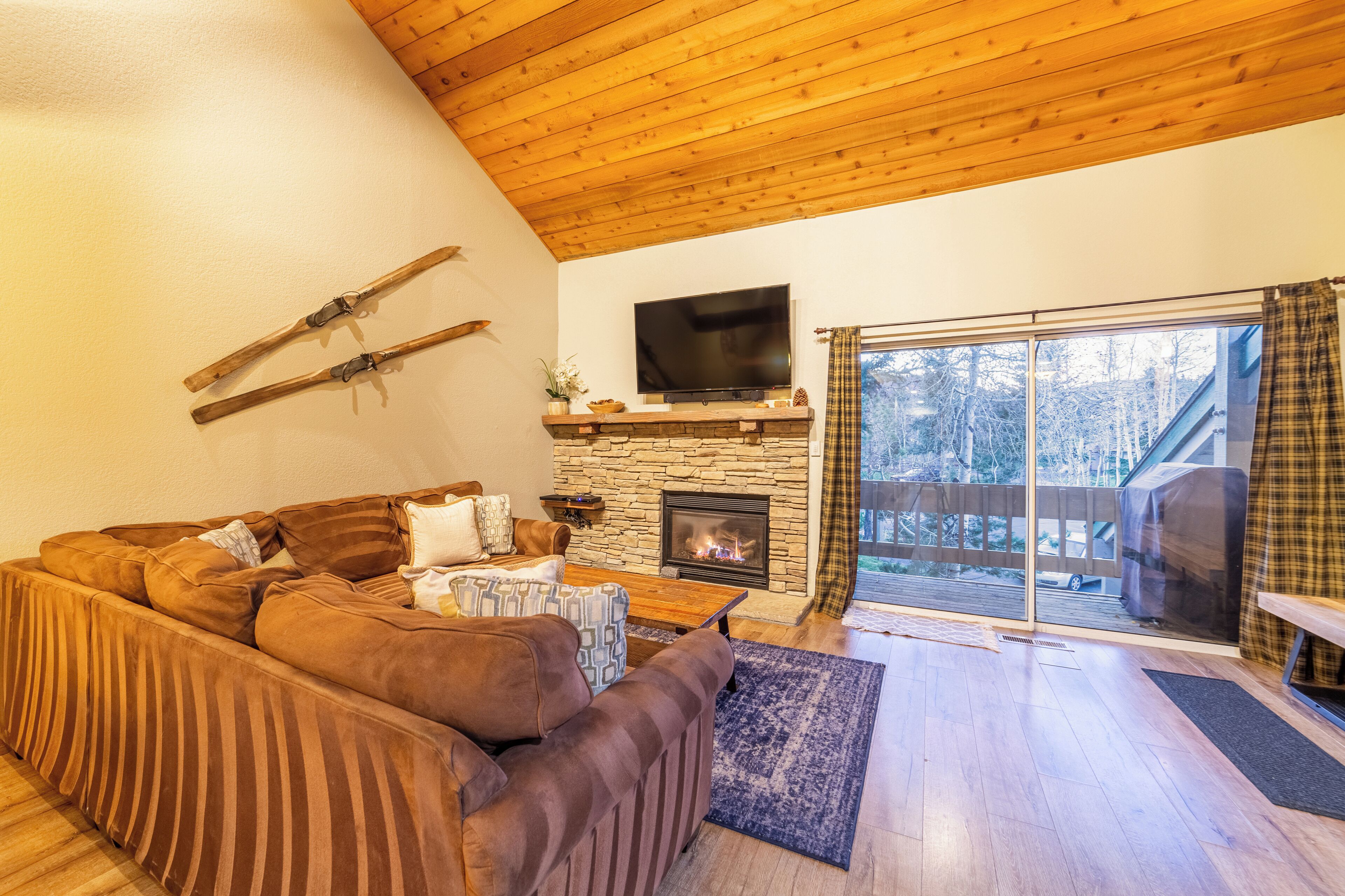 Smart TV, chimenea, estéreo