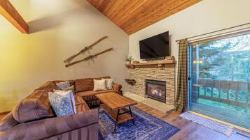 Smart TV, caminetto, impianto stereo