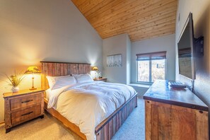2 bedrooms, iron/ironing board, travel cot, free WiFi - Snowcreek Pet Friendly Condo Golf Access 352 (Mammoth Lakes)