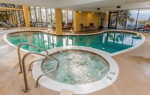 Una piscina techada, una piscina al aire libre