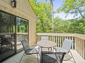 Outdoor dining - 64 Night Heron - 3 Bedroom Home, Pool On Site, Easy Walk to Beach! (Hilton Head Island)