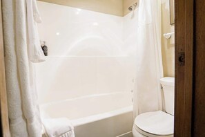 Secador de cabelo, toalhas de banho