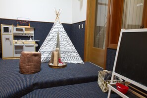 1 chambre, fer et planche à repasser, lit de bébé portatif