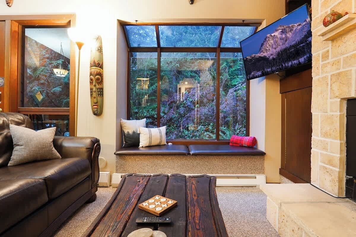Smart TV, fireplace, DVD player, ping pong