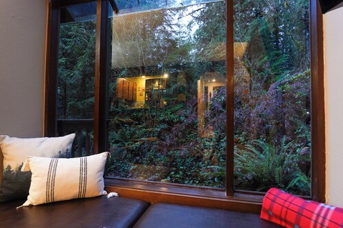 Serene Mountain Condo on River, Private End Unit, Indoor Pool & Hot Tub, WIFI