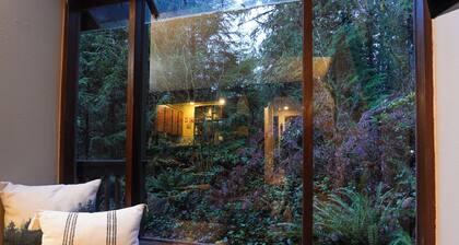 Serene Mountain Condo on River, Private End Unit, Indoor Pool & Hot Tub, WIFI