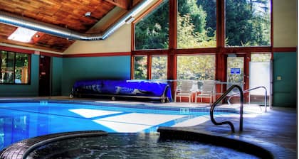 Serene Mountain Condo on River, Cosy & Romantic, Cheminée, WIFI, Unité d'extrémité privée