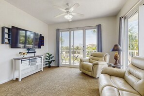 Télévision, lecteur de DVD, chaîne hi-fi