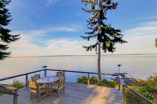 Bayfront cabin with beautiful natural surroundings boasts incredible ocean views