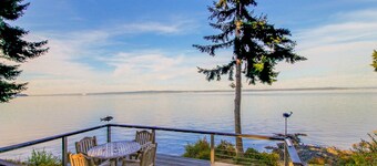 Bayfront cabin with beautiful natural surroundings boasts incredible ocean views