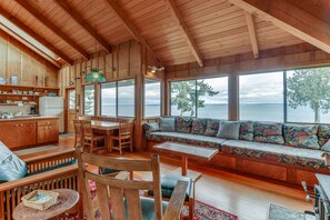 TV, DVD-spiller, bøker og filmbibliotek