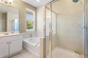 Combined shower/bathtub, hair dryer, towels - 🏖️Beautiful Home | Private Pool | Fantastic Ocean View! (Kailua Kona)