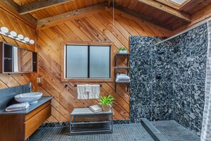 Badewanne, Haartrockner, Handtücher
