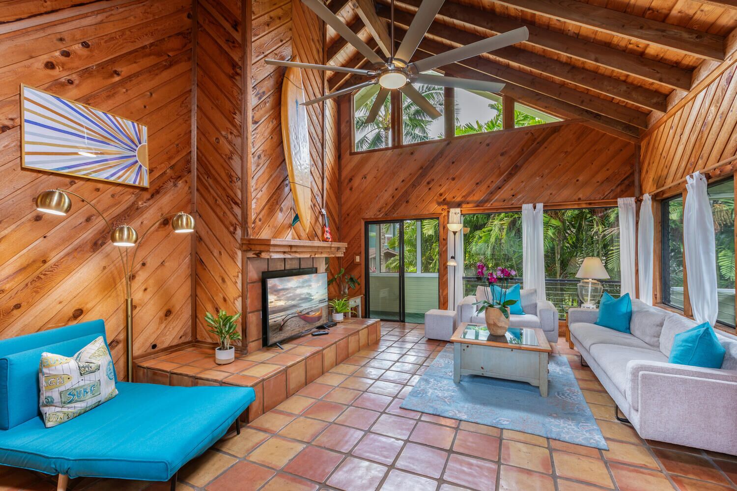 Televisie, een dvd-speler en een stereo