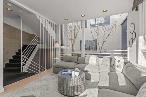 Abode on Sampson, private hot tub, walk to historic Main Street