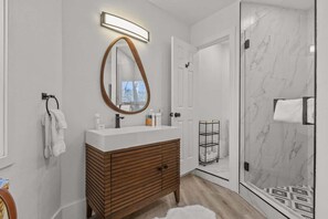 Douche, séchoir à cheveux, shampooing