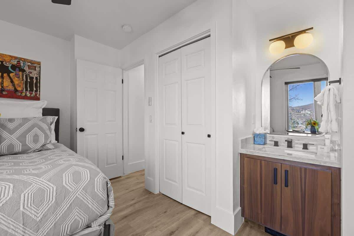 5 bedrooms, iron/ironing board, free WiFi, bed sheets