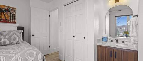 5 habitaciones, tabla de planchar con plancha y wifi gratis