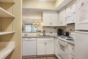 Kylskåp, mikrovågsugn, ugn och spishäll