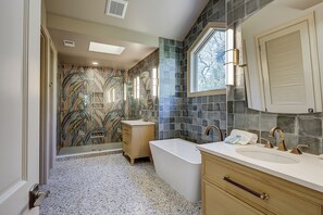 Combined shower/tub, hair dryer, towels