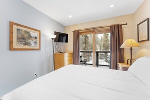 3 bedrooms, iron/ironing board, Internet, bed sheets - 2 Private Balconies w/ Mountain Views, 2 Mins Walk to Gondola, Shops & Dining (Keystone)