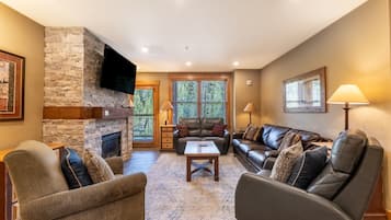 Een televisie, een open haard en een dvd-speler