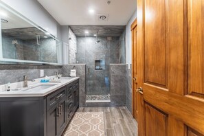 Combined shower/bathtub, rainfall showerhead, hair dryer, towels - 2 Private Balconies w/ Mountain Views, 2 Mins Walk to Gondola, Shops & Dining (Keystone)