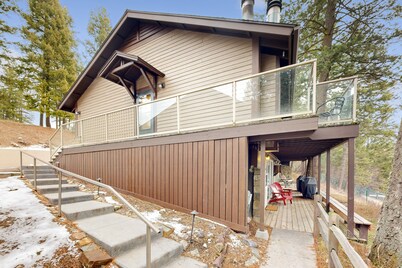 Dog-friendly, lake-view condo with pool, hot tub & nearby beach - near parks