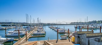 海の景色を望む居心地の良いコテージで、街から徒歩圏内です!